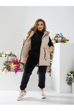 Жіночий стьобаний жилет з накладними кишенями молочного кольору