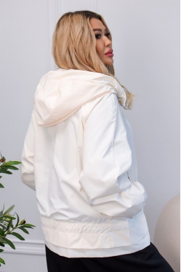 Жіноча легка вітровка з капюшоном молочного кольору