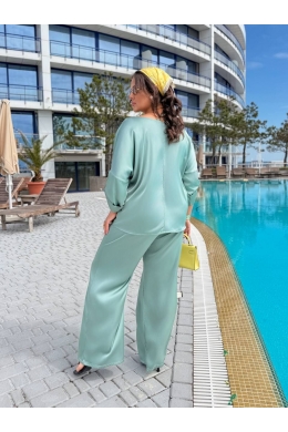 Жіночий шовковий костюм оверсайз кольору олива