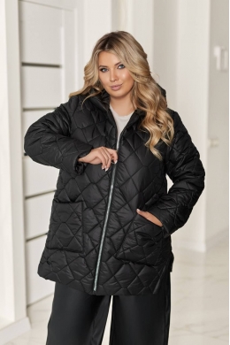 Жіноча зимова куртка з капюшоном чорного кольору