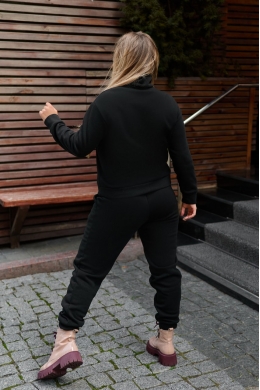 Жіночий теплий чорний костюм