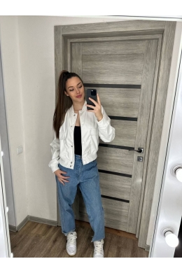 Жіноча куртка бомбер з еко шкіри колір білий