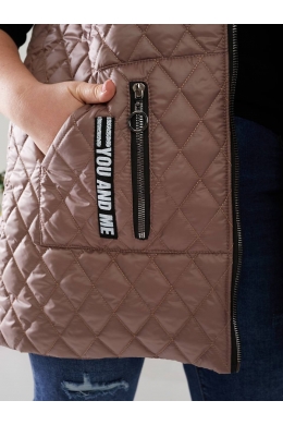 Жіночий стьобаний жилет з накладними кишенями кольору моко