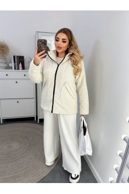 Жіночий полушубок молочного кольору