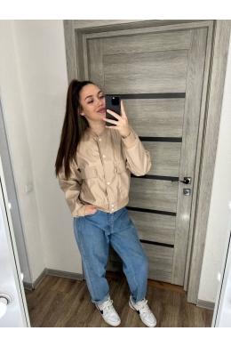 Жіноча куртка бомбер з еко шкіри колір беж