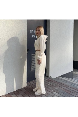 Жіночий костюм двійка колір беж