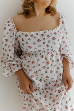 Жіноче плаття з мусліну колір білий принт рожеве суцвіття