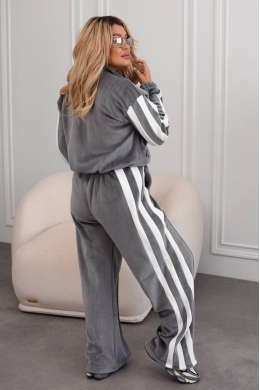 Жіночий велюровий костюм сірого кольору