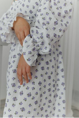 Жіноче плаття з мусліну колір білий принт лілові квіти